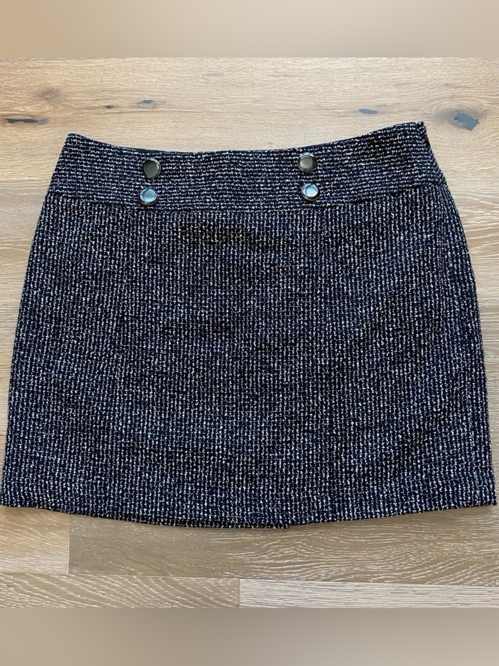 THE LIMITED Black And White Textured Short Skirt Size 10. NEVER WORN